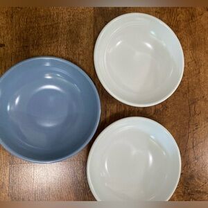 Vtg Set Of Three Rubbermaid White And Blue Melamine 9" Salad/ Serving Bowl 3837